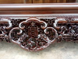 Tâm điểm của bộ sập là hình ảnh dơi ngậm thọ và hoa mai -ý chỉ sự thành thông, may mắn mãi song hành cùng gia chủ