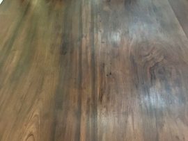 Mặt sập cây khế để trơn, ghép từ 2 tấm gỗ gụ ta nguyên khối, vân xoắn đẹp phủ PU bóng mịn