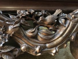 Toàn bộ chi tiết được đục tay kênh bong trên tấm gỗ gụ ta quý hiếm