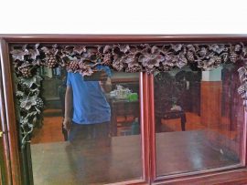 Tủ được thiết kế 2 gian kính để trưng đồ đạc phía trong