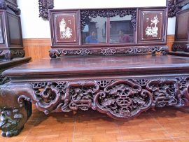 Bộ sập Ngũ Phúc được chế tác từ 100% chất gỗ gụ nguyên khối, phủ lớp sơn giả cổ đều màu và bóng mịn