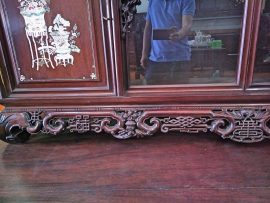 Chân tủ chạm các nét hoa văn tinh tế, đồng bộ với quây sập