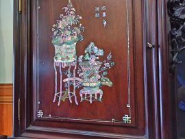 Cánh tủ đông bích đồ thư với màu ốc vàng chanh đỏ lửa được cắt tỉa tinh xảo