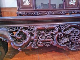 Từng nét đục được chăm chút tỉ mỉ đến từng chi tiết nhỏ thể hiện cái tâm và cái tầm của người thợ đục