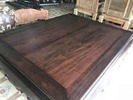 Mặt sập 2 lá lựa vân xoắn độc nhất vô nhị. Với những mẫu sập trơn, vân gỗ tự nhiên chính là điểm làm nên giá trị cho bộ sập