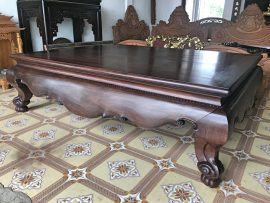 Quây sập chạm tam diện, cổ liền đục hàng châu tứ phía. Chân sập thon gon dáng Lân quỳ.