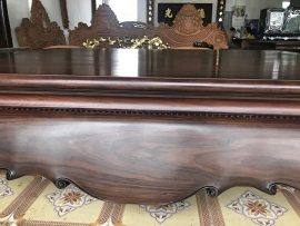 Cận cảnh dạ sập với đường vân gụ đẹp và sự mềm mại của những phần gỗ uốn