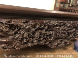 Quây sập đục tam diện với họa tiết chủ đạo là hoa mai và chim trĩ kênh bong sắc nét