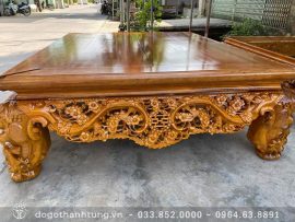 Bộ sập cao cấp được đục tay kênh bong sắc nét và có hồn. Các họa tiết chim điểu, hoa mai được chạm khắc sinh động trên quây sập. Mặt sập 2 lá chế tác từ gỗ cẩm vàng nguyên tấm vân đẹp