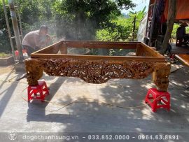 Người thợ của xưởng Thanh Tùng đang tiến hành phun sơn PU phần quây sập, sơn cả mặt trong và mặt ngoài