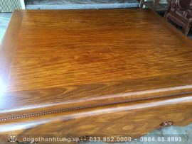 Các đường mộng gỗ mịn, chắc chắn. 2 góc sập được cố tình tạo khe hở để thớ gỗ co giãn phù hợp với thời tiết thất thường ở nước ta