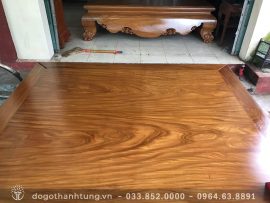 Mặt sập được chà nhám kỹ và sơn bóng mờ để tôn đường vân xoắn tự nhiên siêu cuốn của gỗ cẩm vàng