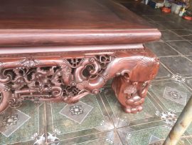 Chân sập được thiết kế dáng lân quỳ vững chãi, nhấn nha thêm hình ảnh tùng hươu kênh bong càng làm tăng vẻ đẹp của bộ sập