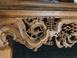 Nét đục khắc vừa thanh mảnh, vừa uốn cong tạo sự uyển chuyển trong từng họa tiết