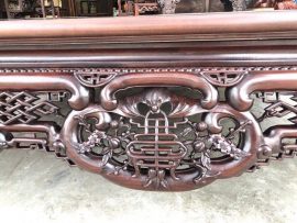 Họa tiết Dơi Thọ cài Mai chạm kênh bong vô cùng sắc nét, đường chạm mảnh khắc họa từng chi tiết nhỏ thể hiện cái tài cái tâm của nghệ nhân