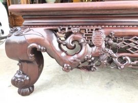 Chân sập 18cm uốn lượn mềm mại nhưng vẫn rất chắc chắn. Quây sập cài thêm Song THọ tạo điểm nhấn nhá đặc sắc càng nhìn càng tinh xảo