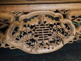 Cận cảnh họa tiết Dơi Thọ cài hoa Mai ở trung tâm dạ tiền