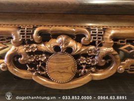Họa tiết chính giữa dạ tiền - Dơi ngậm tiền, hoa mai, chữ thọ, triện móc - được sắp xếp bố cục vô cùng hài hòa và tinh tế