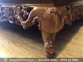 Trên chân sập khắc nổi hình dơi đang bay thoát ẩn thoát hiện theo góc nhìn