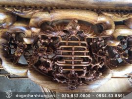 Phần trung tâm của quây sập được khắc họa sinh động hình ảnh dơi ngậm chữ thọ, hoa mai và đường móc mỏ uốn lượn