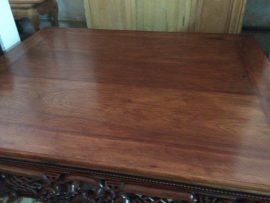 Mặt sập để trơn ghép từ 3 tấm gỗ hương đỏ nguyên khối, vân veo lựa tuyển