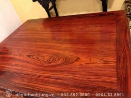 Mặt sập được ghép từ 2 tấm gỗ hương vân nguyên khối lựa vân xoắn và đều, hòa quyện hài hòa với nhau như 1 tấm.