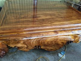 Cận cảnh những đường vân xoắn gỗ độc đáo của bộ sập phòng khách gỗ hương vân