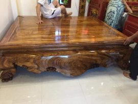 Kiểu dáng sập đơn giản không nhiều họa tiết đục chạm nhưng lại vô cùng nổi bật, hút mắt nhờ những đường vân xoắn tự nhiên của gỗ hương vân.