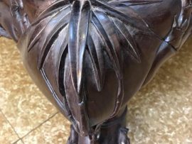 Phần trên của chân sập được chạm nổi lá trúc ấn tượng