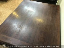 Mặt sập 3 lá ghép từ những tấm gỗ gụ nguyên miếng chà nhám mịn, lựa vân đều. Sập đóng khung tranh dày dăn.