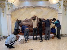 Được làm từ 100% chất gỗ hương đỏ nguyên khối nên bộ bàn ghế khá nặng, cần nhiều người hỗ trợ mới có thể thuận lợi chuyển vào nhà