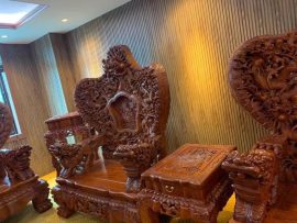 Tay ghế khắc Nghê ngậm ngọc nguyên khối, không chắp ghép. Ván ghế dày dặn 2 tầng cổ sen uy nghi