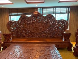 Hình ảnh 8 chú ngựa trung thành, kiên nhẫn, nhanh nhẹn đang phi nước đại trở về chính là lời chúc gia chủ làm ăn phát đạt, mang ý nghĩa thành công, tài lộc, bình an cho gia chủ.