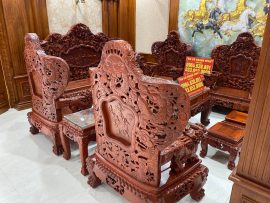 Mặt sau của chương ghế cũng được chạm khắc tỉ mỉ - điểm mà chỉ hàng cao cấp mới có