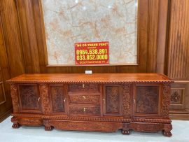Kệ TV gỗ Hương đỏ được chú HÙng đặt cùng bộ bàn ghế để đồng bộ
