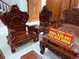 Toàn bộ các chi tiết đục khắc được thực hiện bằng tay với rất nhiều tâm huyết của người thợ