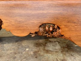 Chi tiết nhỏ xinh xắn: Đôi chim điểu tình tứ trên cành mai đã tô điểm và tôn lên vẻ đẹp của bộ sập