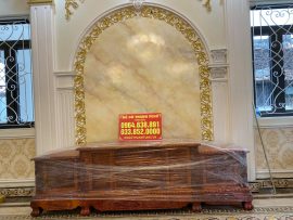 Bộ Kệ TV là sản phẩm đặt kèm, 100% gỗ hương đỏ, được phủ sơn PU cùng màu với bàn ghế