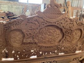 Họa tiết mặt sau tựa ghế được đục nổi để dù đứng ở góc độ nào cũng có thể chiêm ngưỡng được vẻ đẹp của siêu phẩm