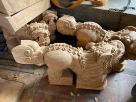 Tay Nghê được chế tác rời, đục khắc từ 1 khối gỗ nguyên tấm, không chắp ghép