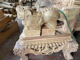 Tay vịn ghế là hình ảnh chú Nghê nguyên con oai vệ