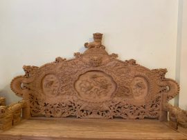 Đoản ghế đục tay kênh bong: Nghê chầu, Rồng khuỳnh, vách tựa đục tam sư và rất nhiều chi tiết Rồng - Nghê điểm xuyết. Càng nhìn càng mê mẩn.