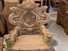 Yếm ghế chạm 2 tầng cổ sen tạo cho dáng ghế thanh thoát như đài sen nguy nga tráng lệ