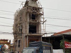 Dinh thự nổi bật nhất con phố của chú Tiến. Đặt bộ bàn ghế Rồng Đỉnh vào trong nhà thì đẳng cấp khỏi bàn