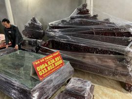 Bộ bàn ghế được bọc kỹ lưỡng và vận chuyển bằng xe tải chuyên biệt đảm bảo nguyên vẹn khi bàn giao