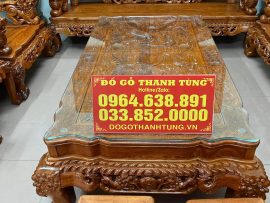 Mặt bàn đục vảy nền họa tiết Tứ Linh quy tụ. Yếm bàn cong mềm mại, 2 tầng cổ sen độc đáo