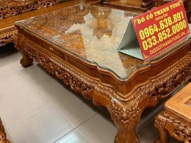 Yếm bàn được uốn cong mềm mại, trang trí 2 tầng cổ sen đẹp mắt và sang trọng