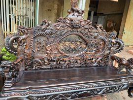 Bức tranh sinh động và uy quyền được nghệ nhân đục khắc vô cùng khéo léo trên chương ghế: Song long vờn cầu, Nghê chầu, Phượng lửa,...