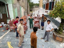 Bộ bàn ghế rất nặng nên anh Hải đã nhờ cả sự hỗ trợ của người thân và hàng xóm để cùng chúng tôi kê sản phẩm vào nhà