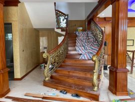 Các đồ nội thất đa phần đều làm từ gỗ tự nhiên cao cấp, hài hòa về màu sắc, tạo ra sự sa hoa và đẳng cấp cho căn nhà